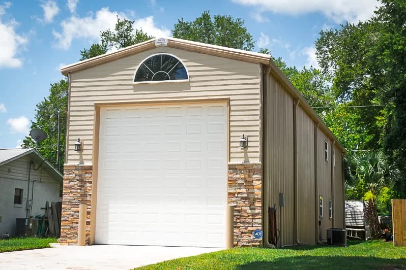 Metal garage kit with flexible design options