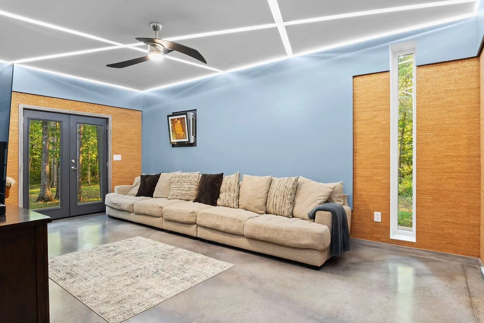 Living room with contemporary furnishings